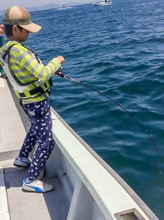 息子と魚釣りに海へ