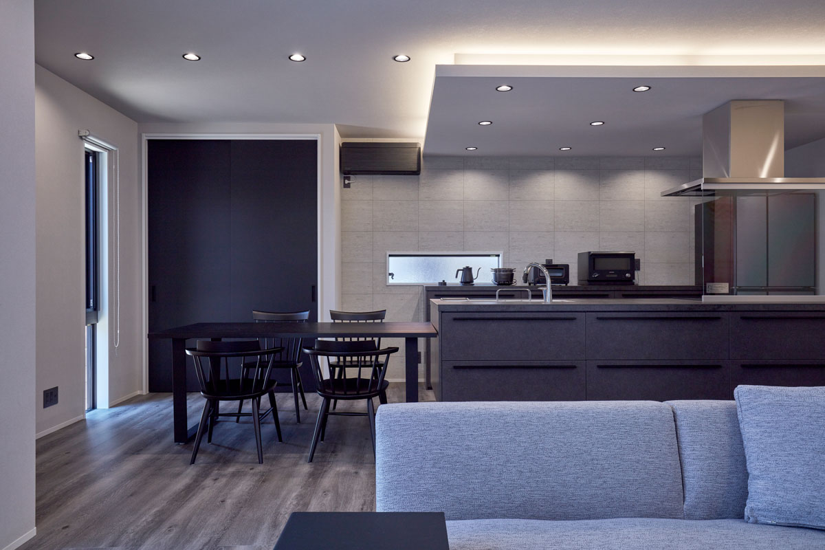 塗り壁と吹き抜けの家