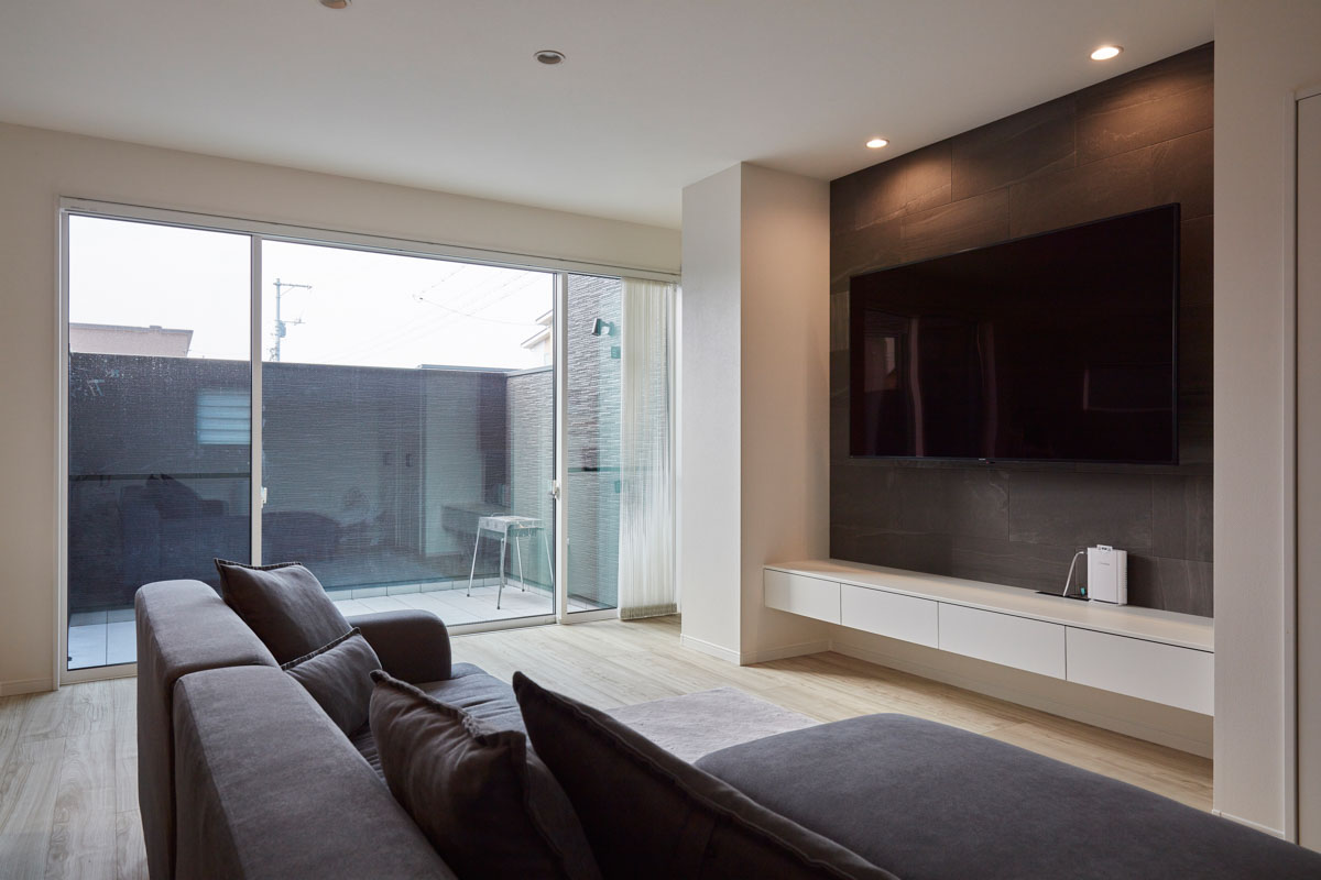 中庭から望む空、家族の好きを叶えた家。