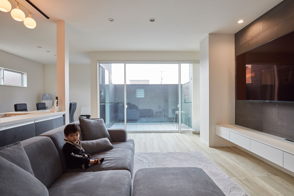 中庭から望む空、家族の好きを叶えた家。