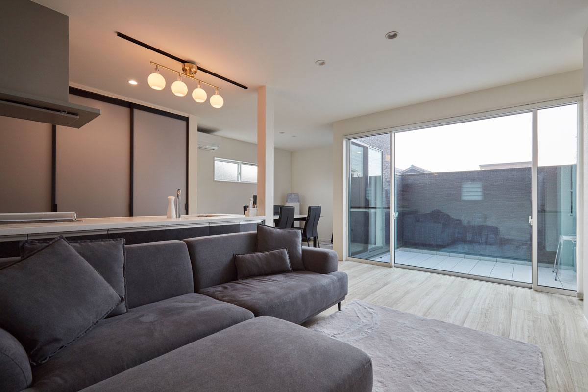 中庭から望む空、家族の好きを叶えた家。