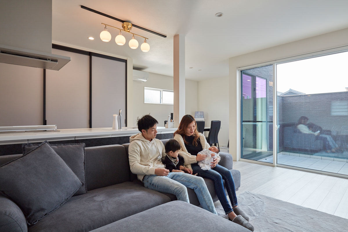 中庭から望む空、家族の好きを叶えた家。