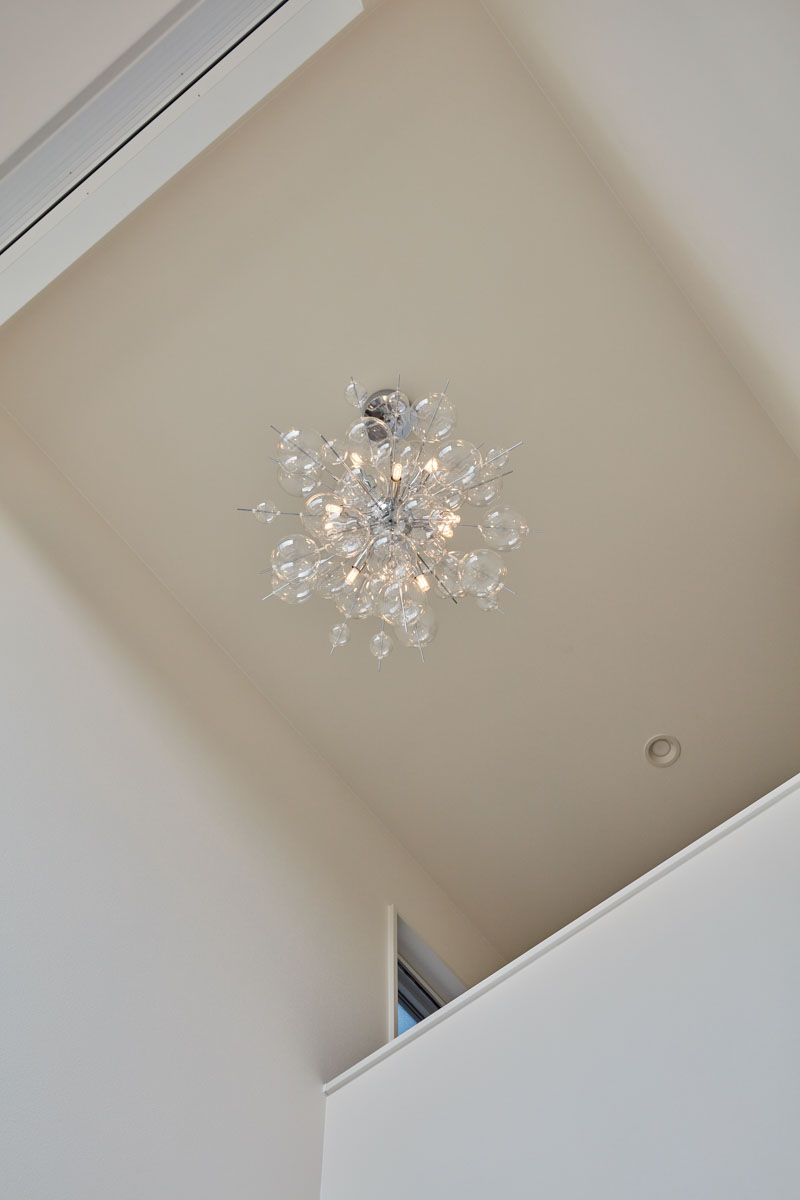 中庭から望む空、家族の好きを叶えた家。