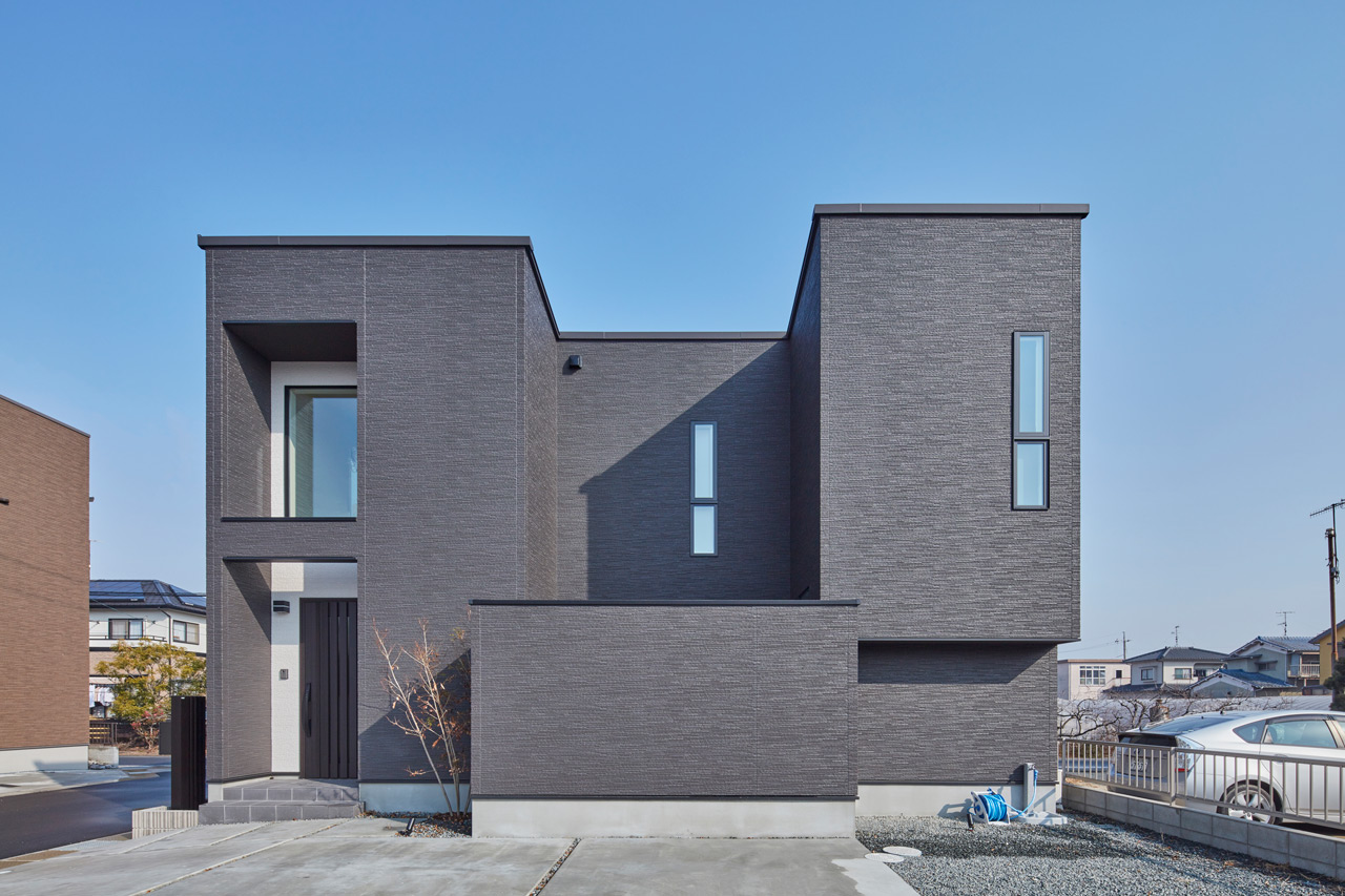 中庭から望む空、家族の好きを叶えた家。