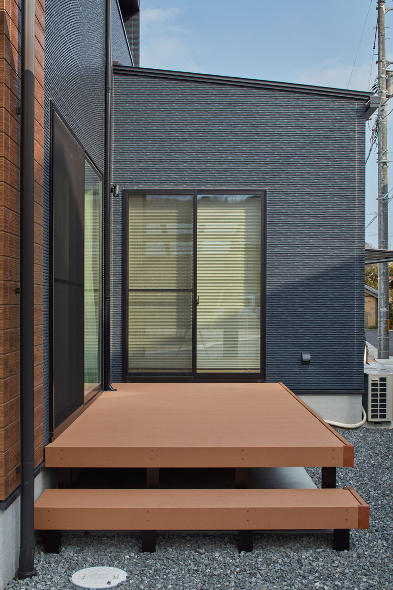 黒と木目のシンプルモダンの家