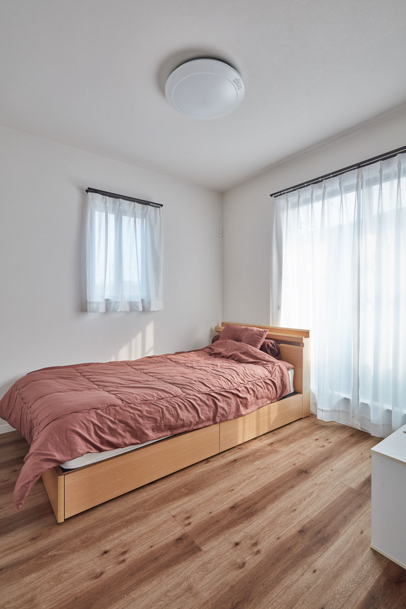 黒と木目のシンプルモダンの家