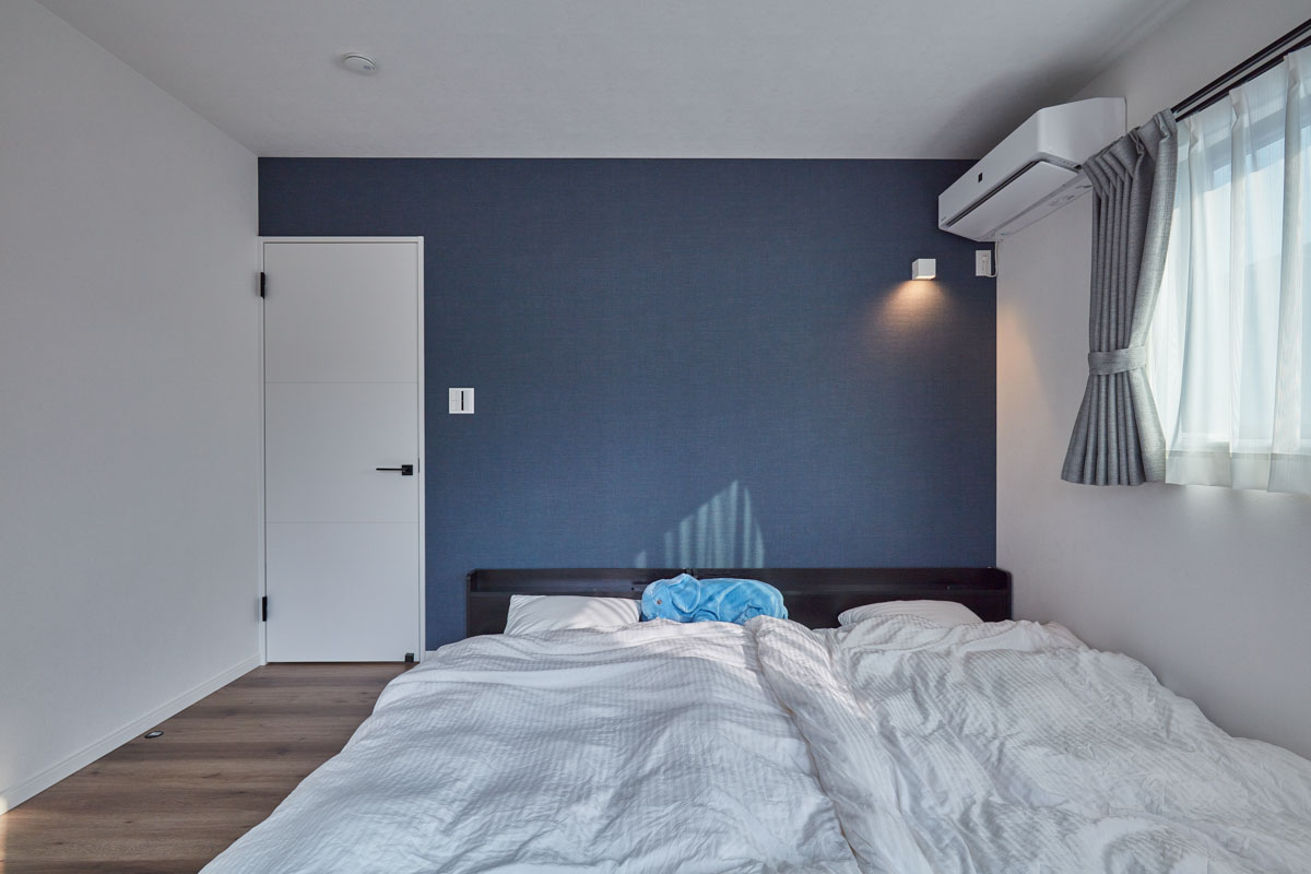 黒と木目のシンプルモダンの家