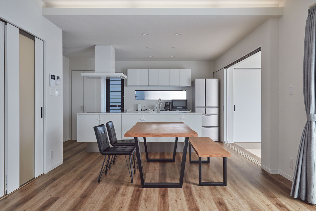 黒と木目のシンプルモダンの家