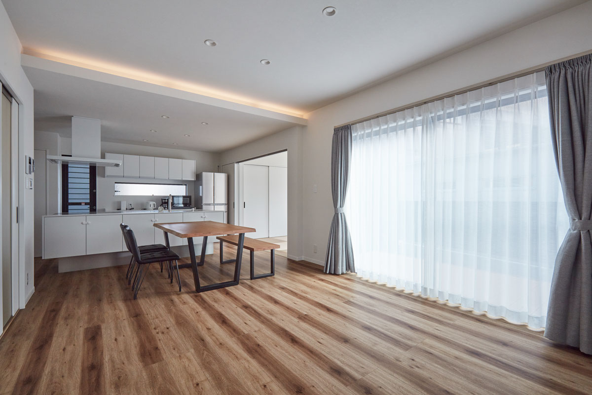 黒と木目のシンプルモダンの家