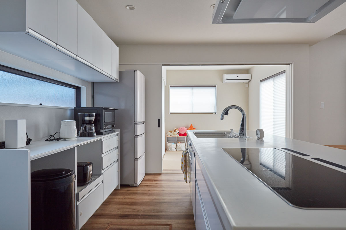 黒と木目のシンプルモダンの家