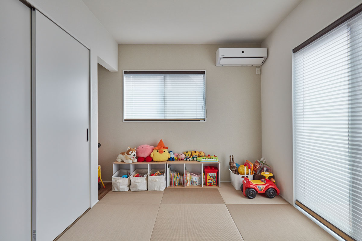 黒と木目のシンプルモダンの家