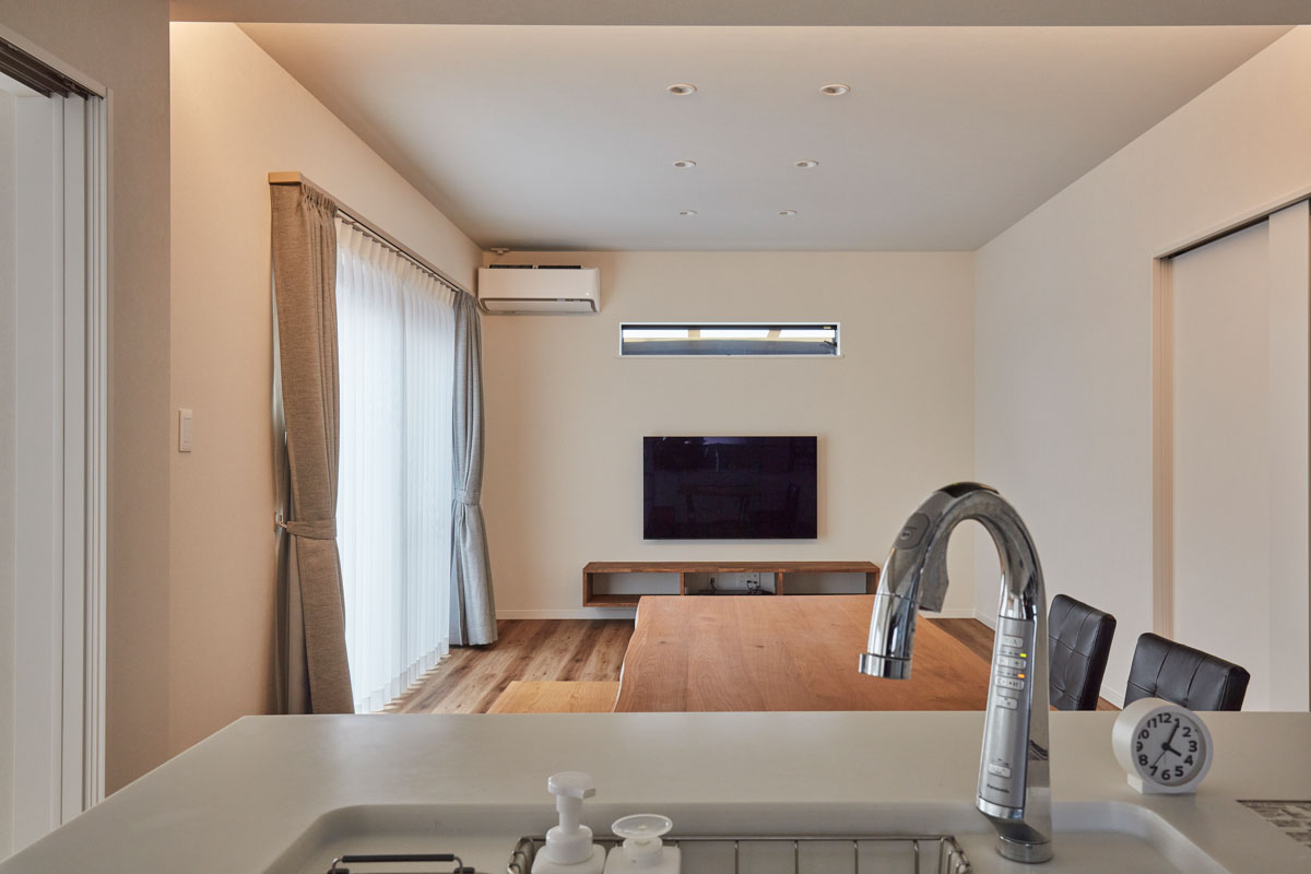 黒と木目のシンプルモダンの家