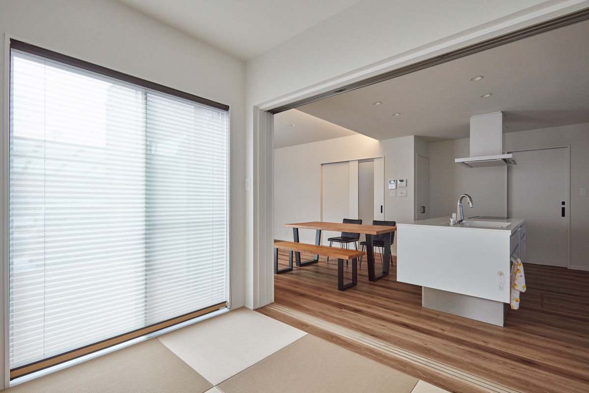 黒と木目のシンプルモダンの家