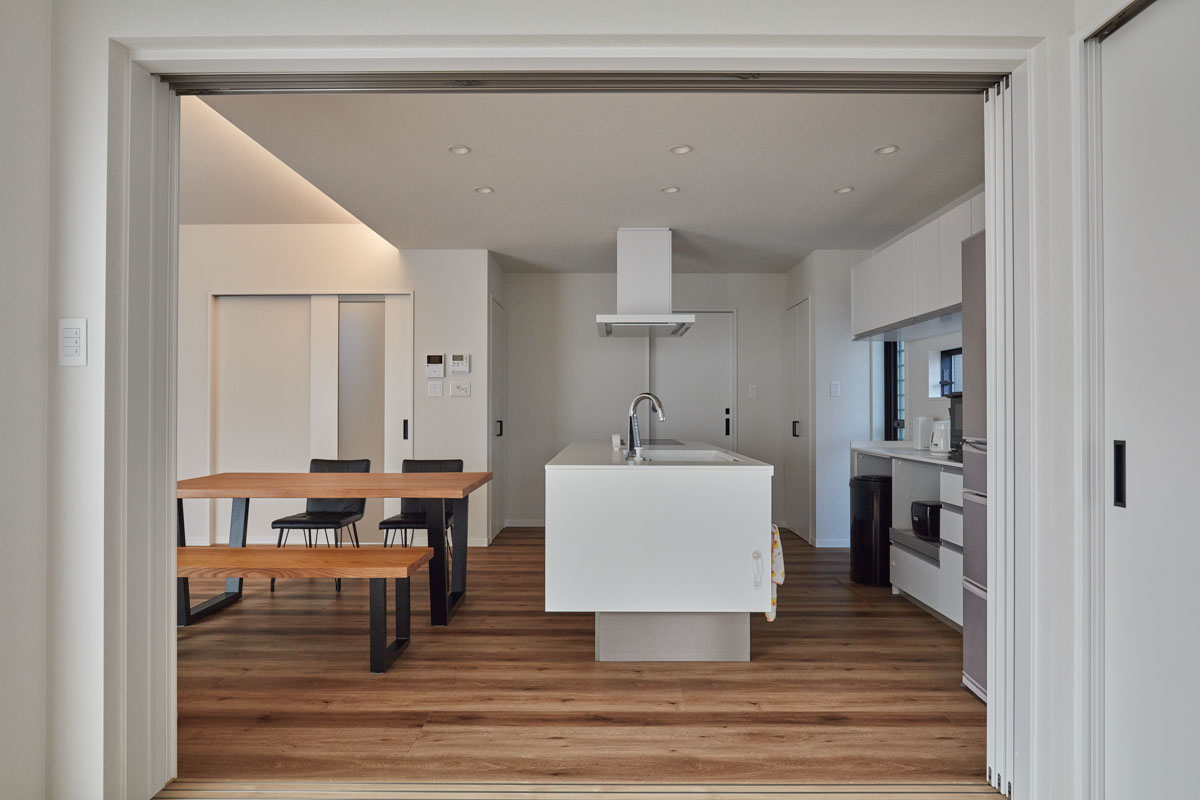 黒と木目のシンプルモダンの家