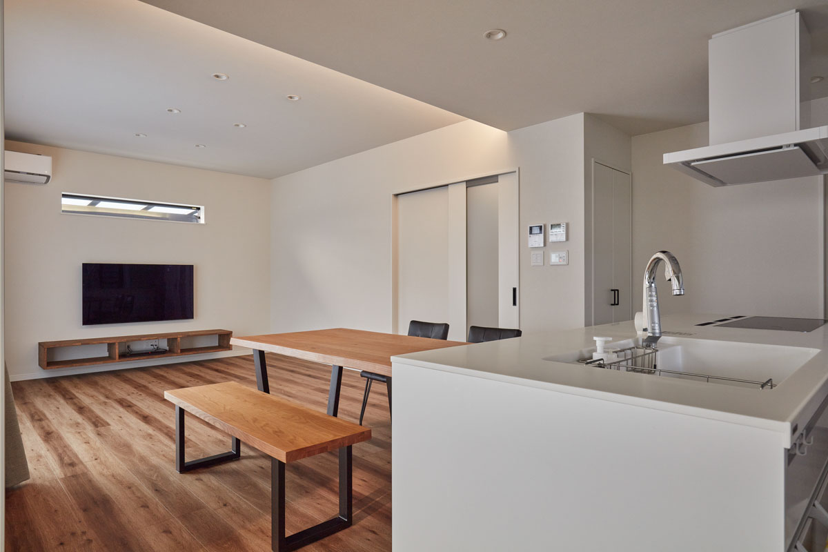 黒と木目のシンプルモダンの家