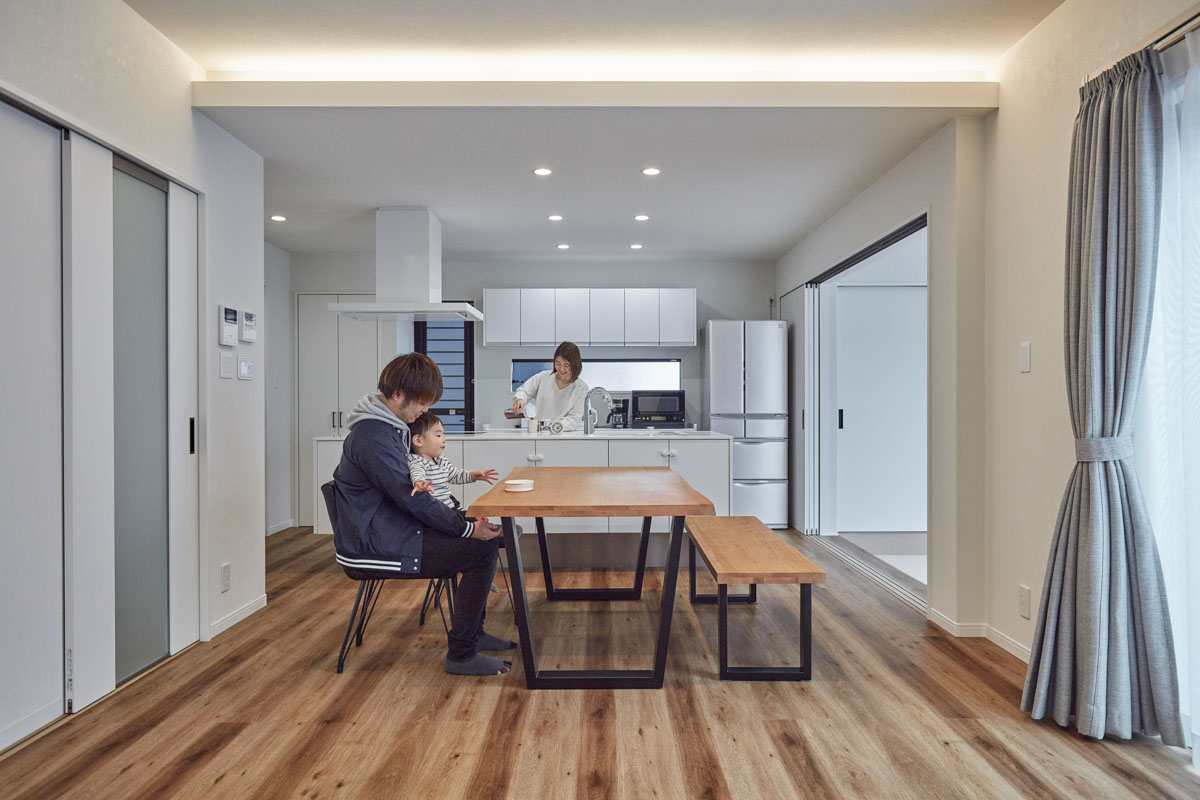 黒と木目のシンプルモダンの家