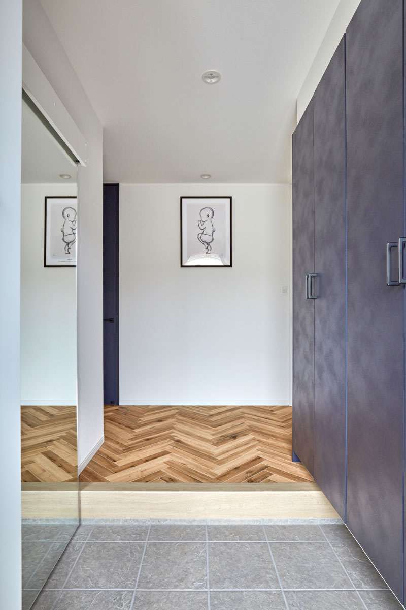 バイクガレージと隠し扉のある平屋