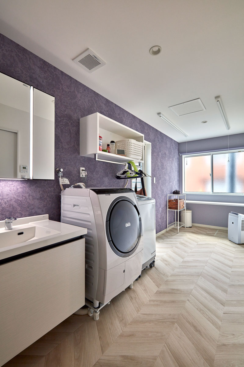 バイクガレージと隠し扉のある平屋