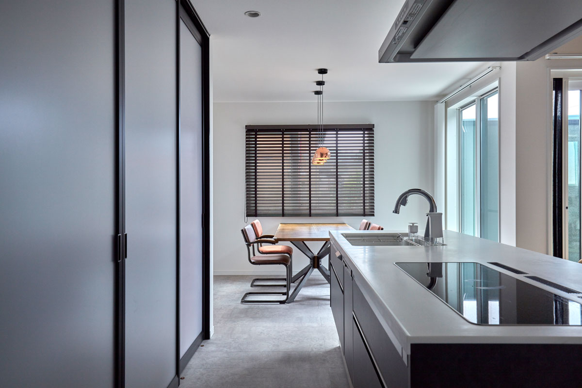 バイクガレージと隠し扉のある平屋