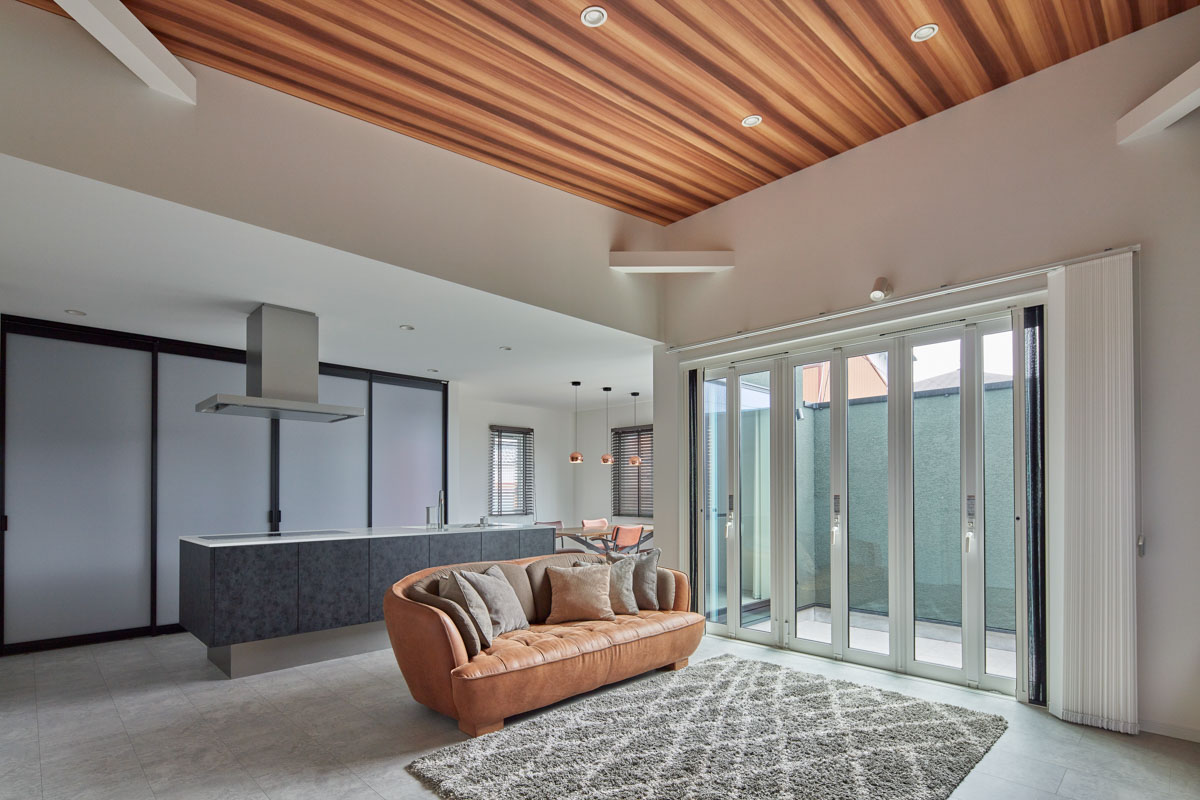 バイクガレージと隠し扉のある平屋