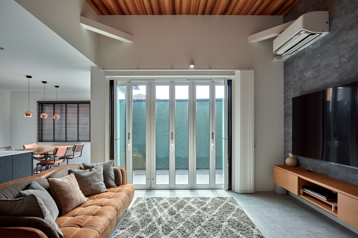 バイクガレージと隠し扉のある平屋