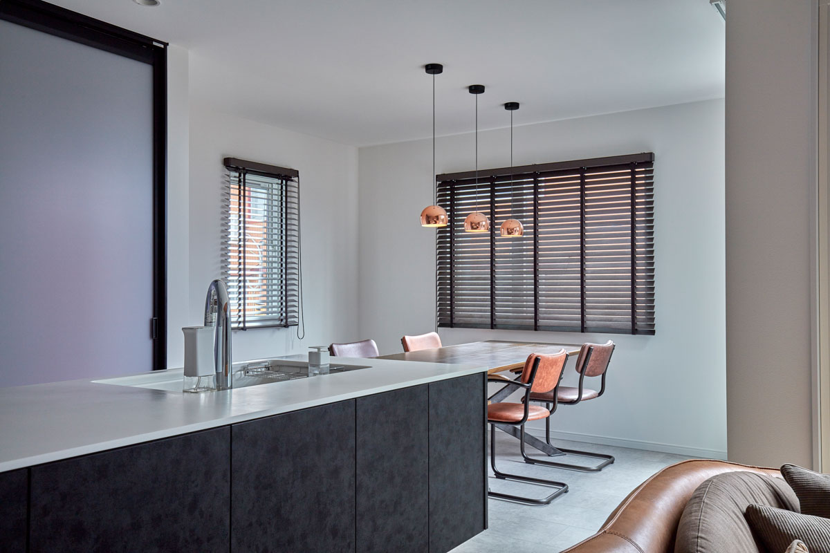 バイクガレージと隠し扉のある平屋