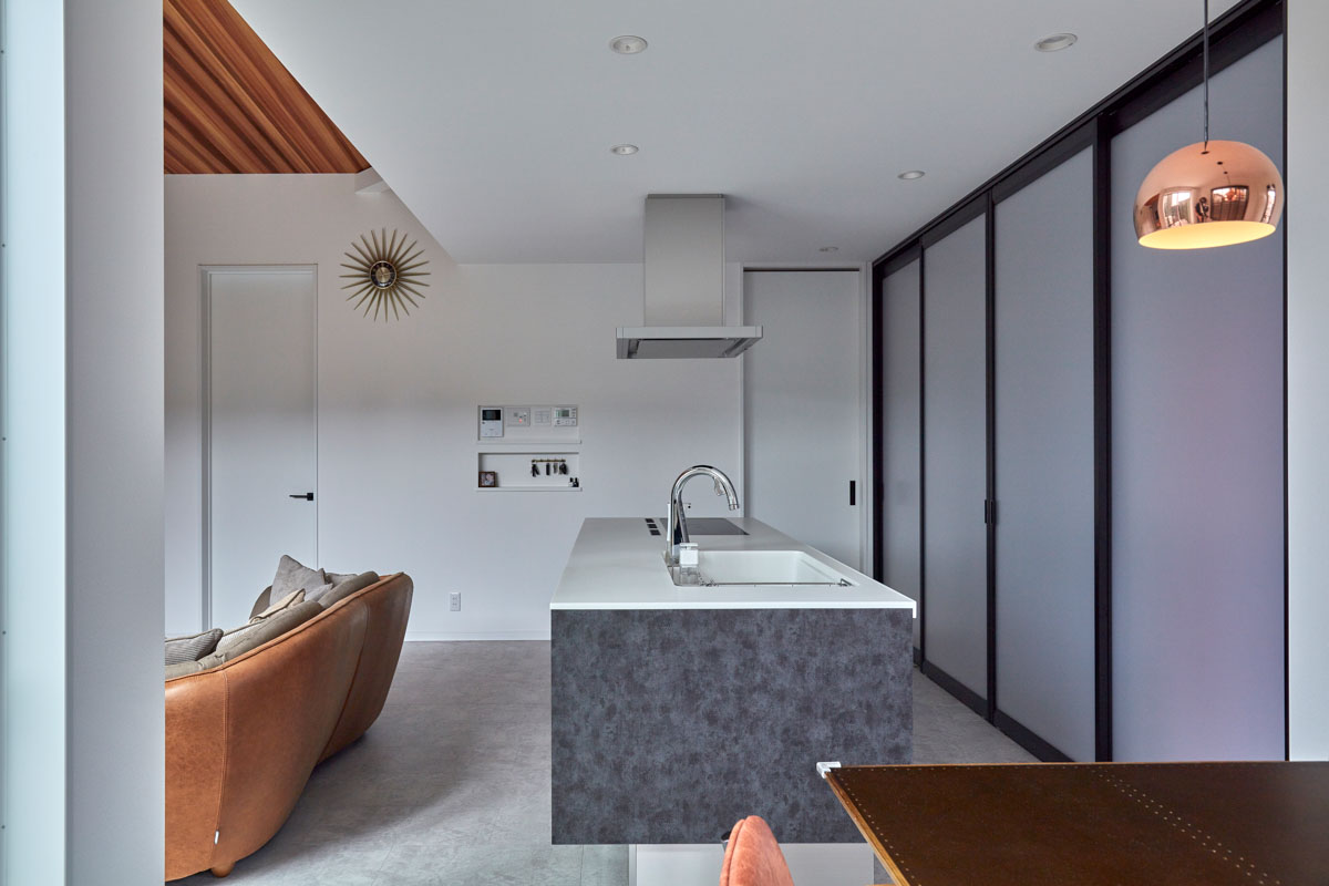 バイクガレージと隠し扉のある平屋