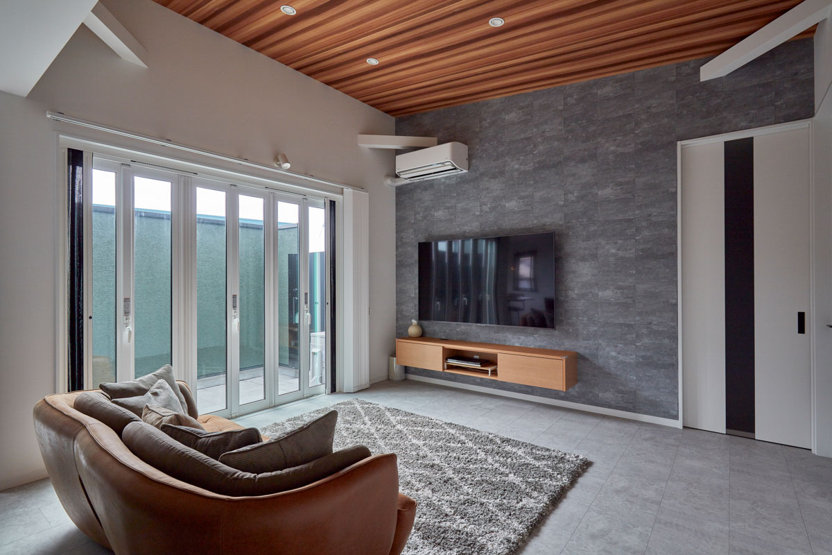 バイクガレージと隠し扉のある平屋