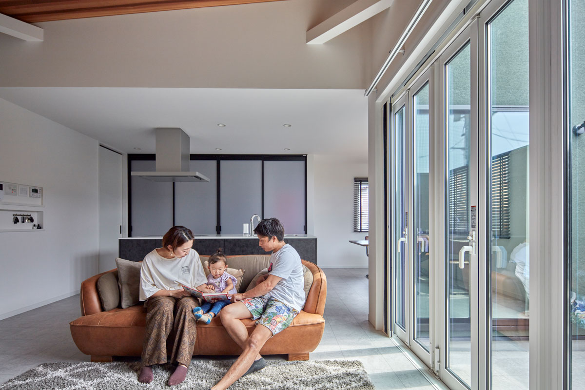 バイクガレージと隠し扉のある平屋