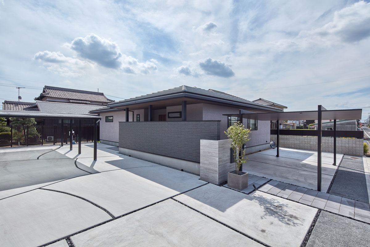 木とタイルが調和するモダンな平屋