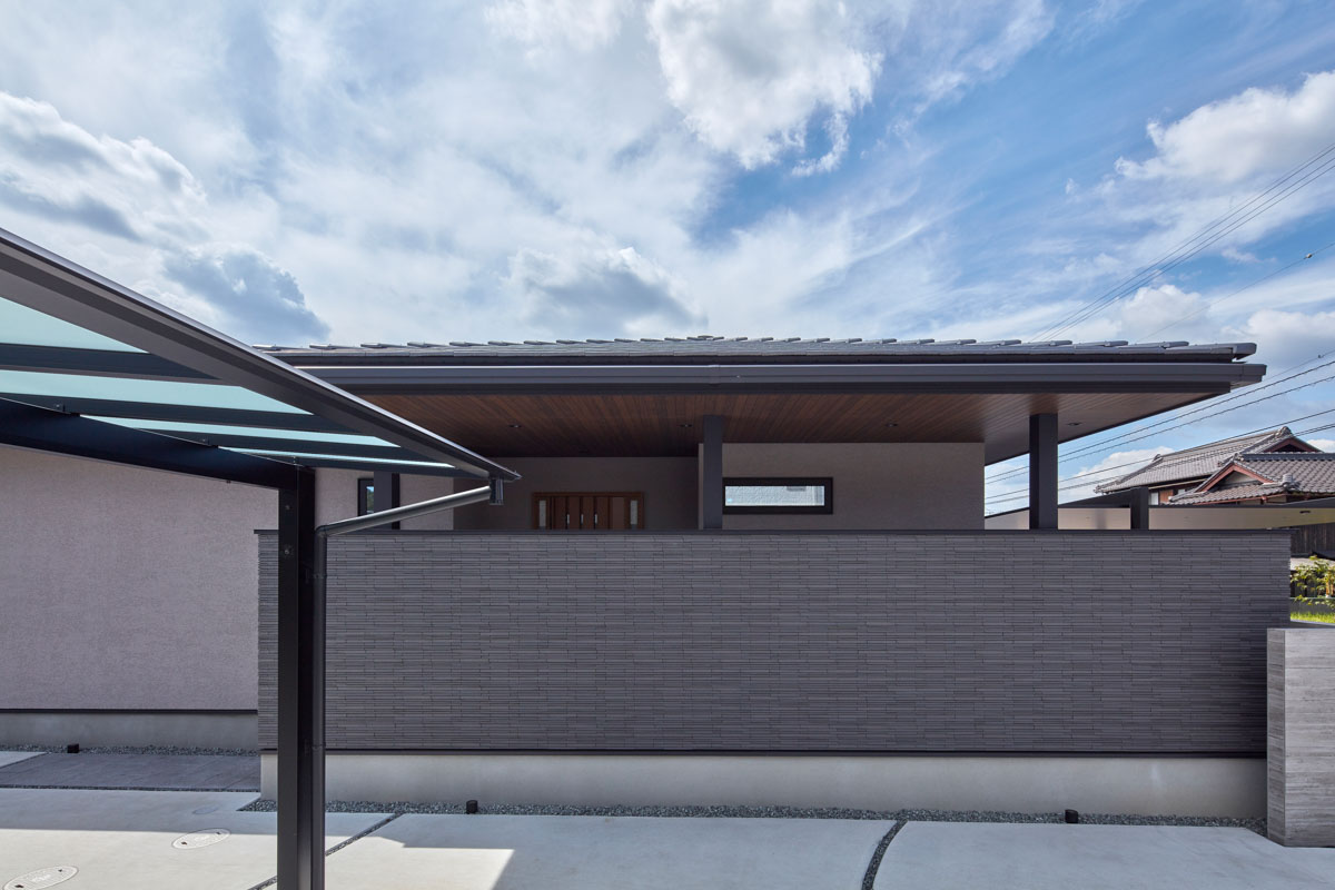 木とタイルが調和するモダンな平屋