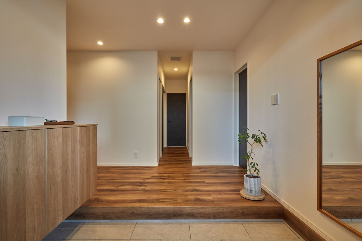 木とタイルが調和するモダンな平屋