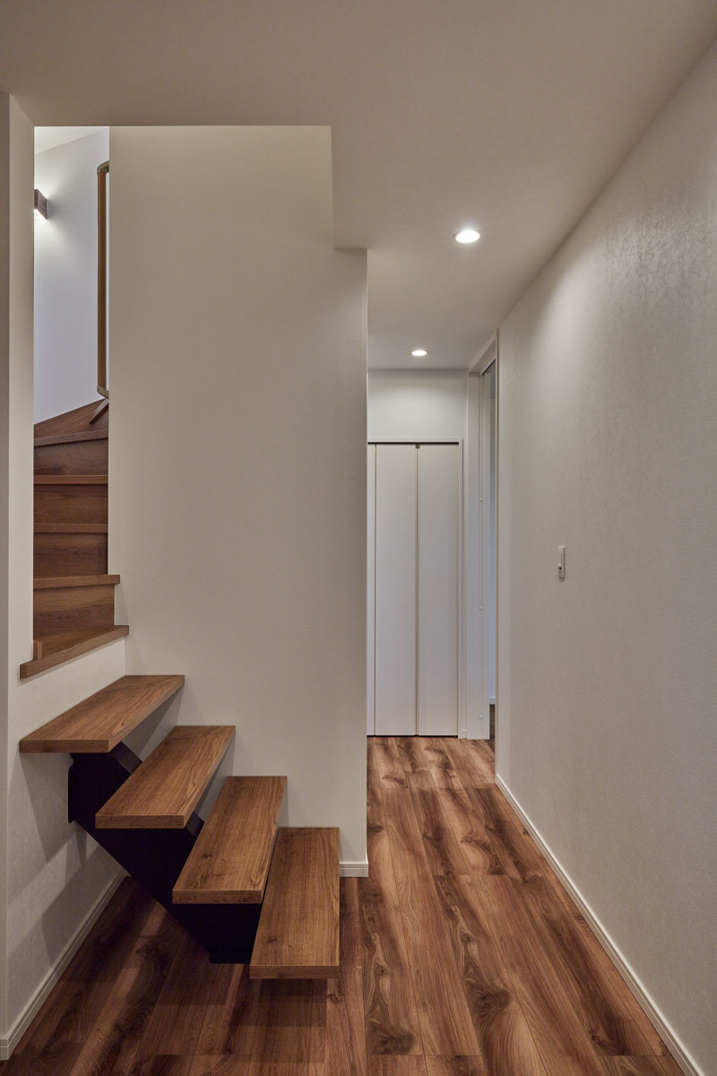 木とタイルが調和するモダンな平屋