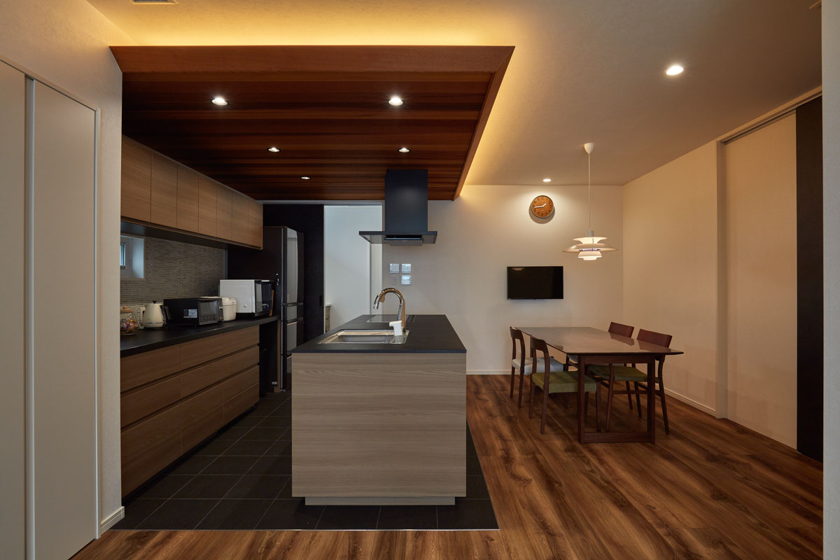 木とタイルが調和するモダンな平屋