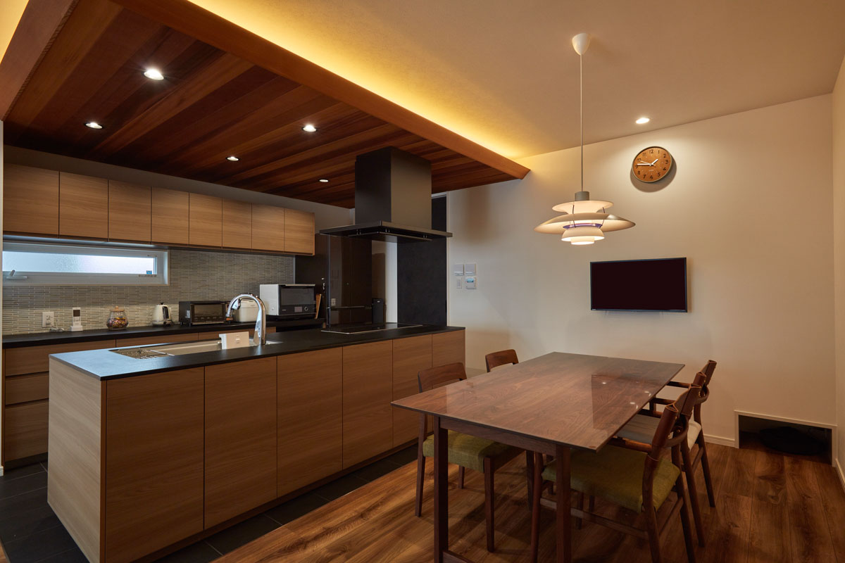 木とタイルが調和するモダンな平屋