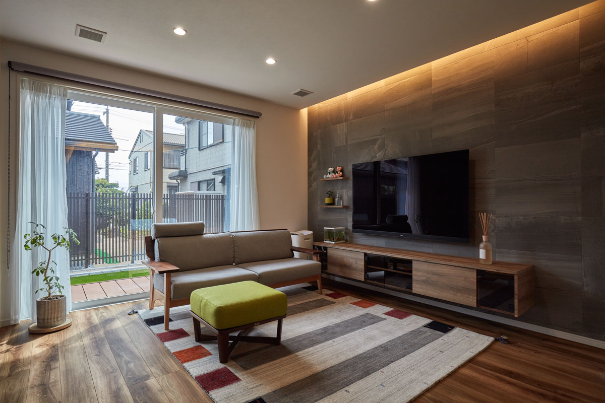 木とタイルが調和するモダンな平屋