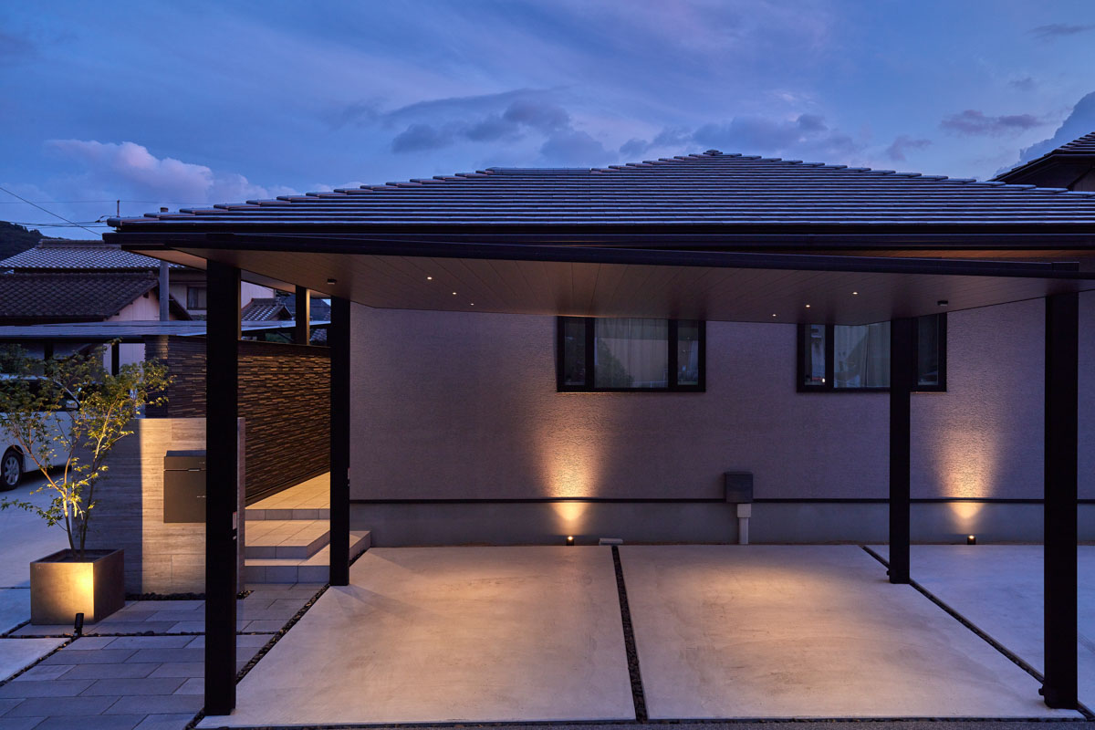 木とタイルが調和するモダンな平屋