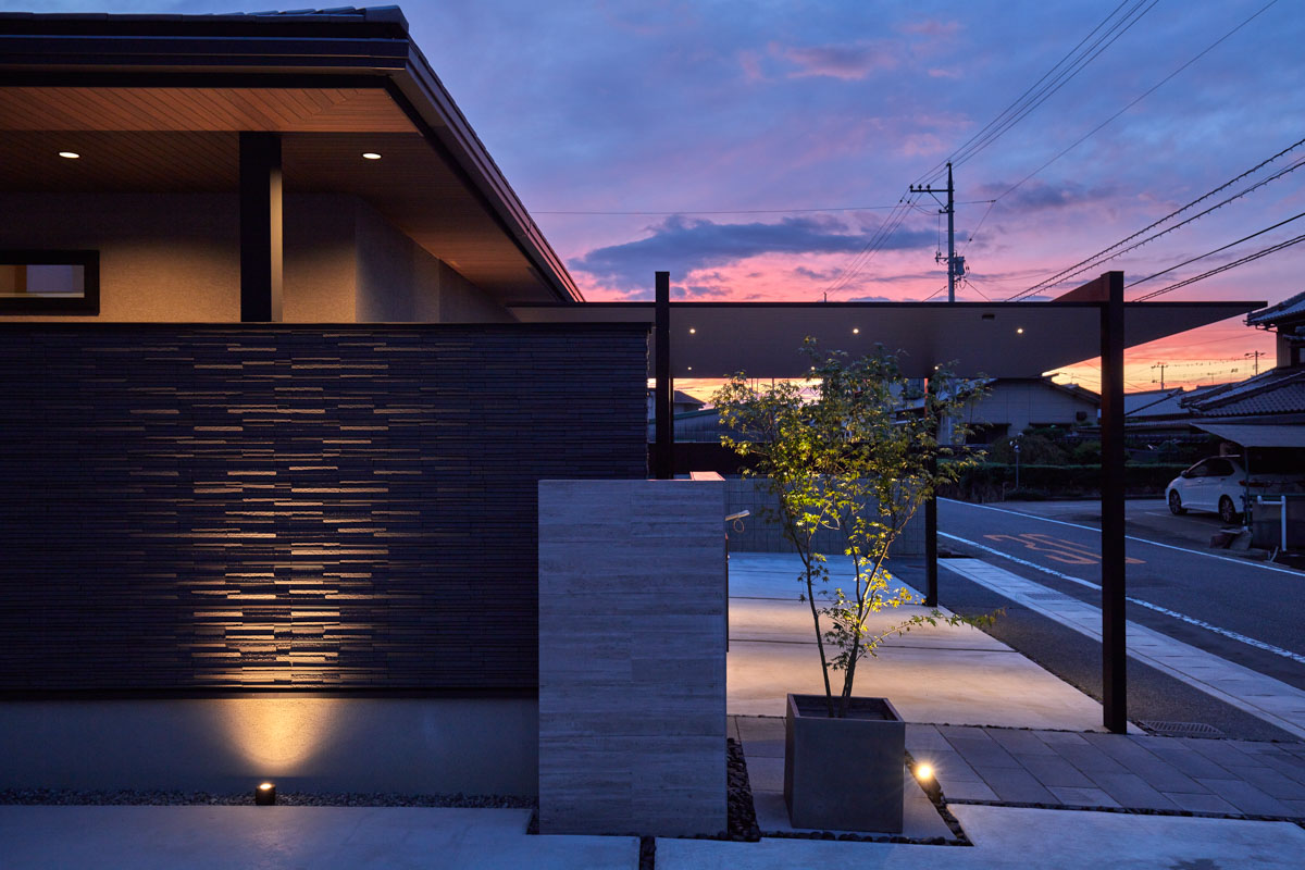 木とタイルが調和するモダンな平屋