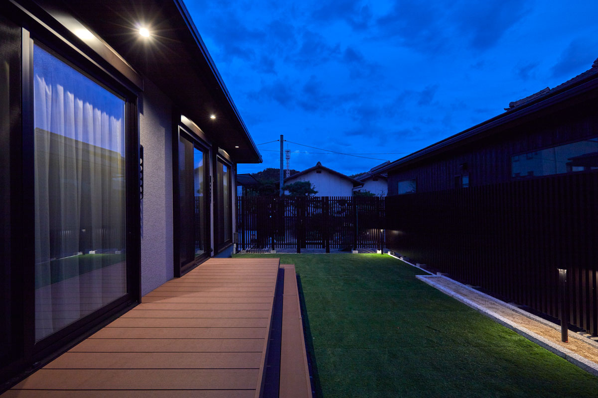 木とタイルが調和するモダンな平屋