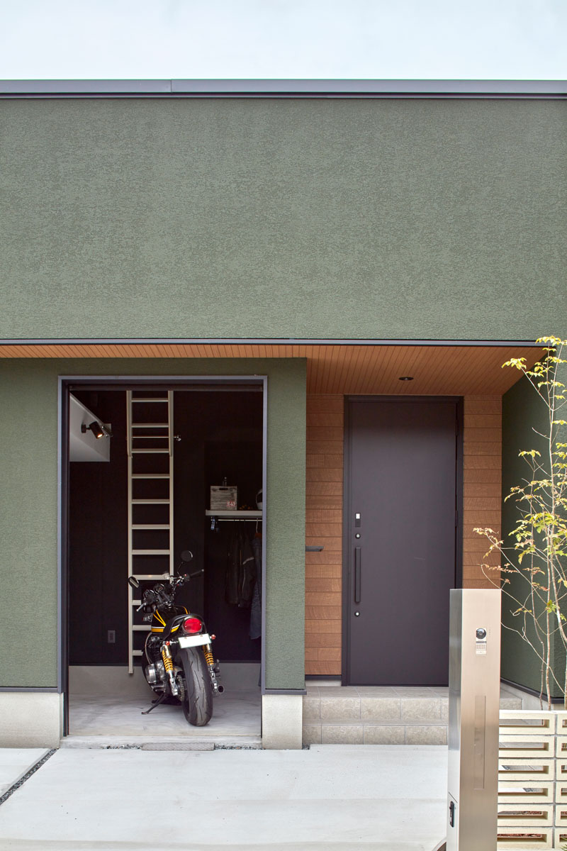 バイクガレージと隠し扉のある平屋