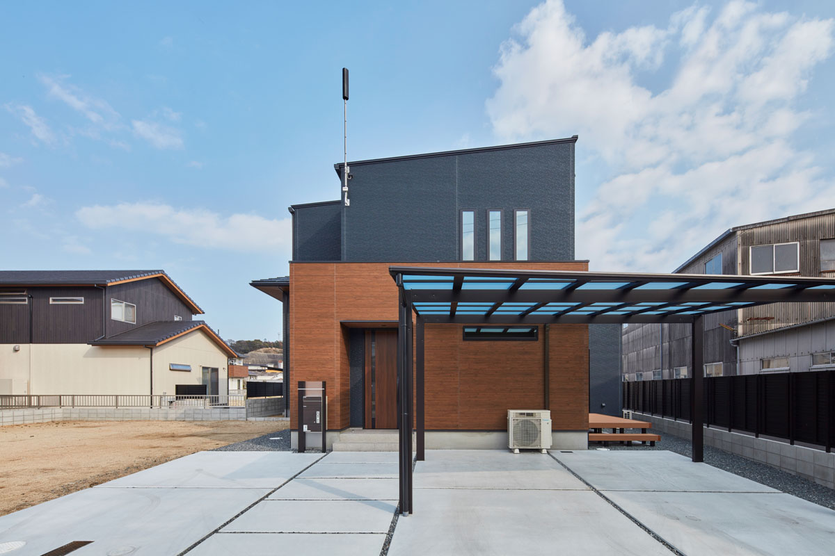 黒と木目のシンプルモダンの家