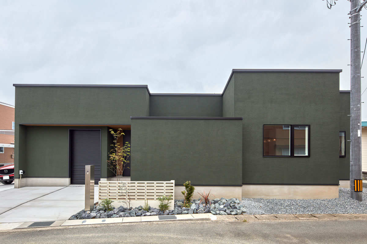 バイクガレージと隠し扉のある平屋