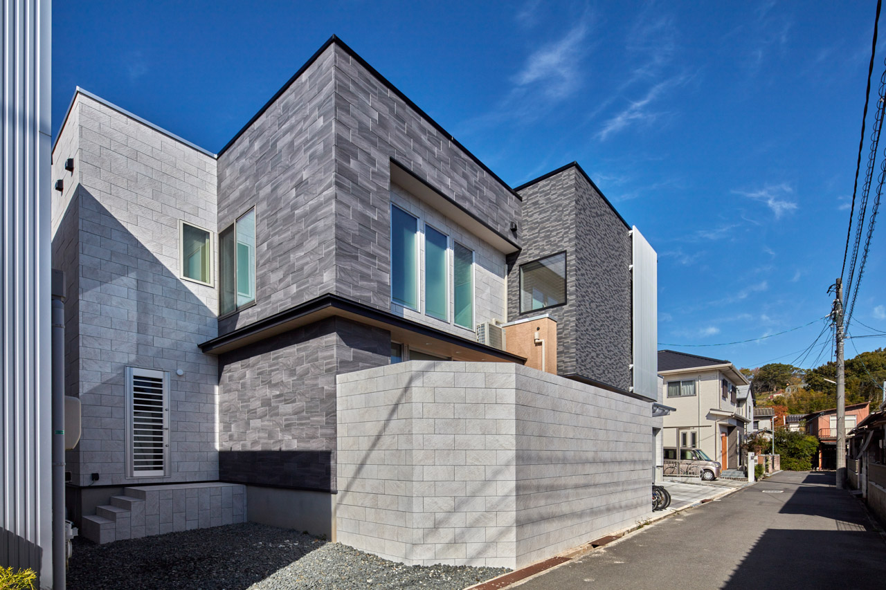 高級感のある総タイル貼の家