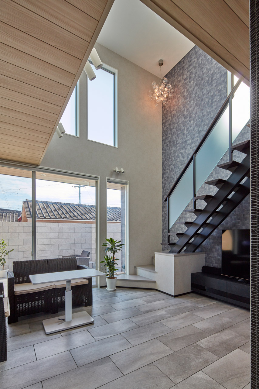 高級感のある総タイル貼の家