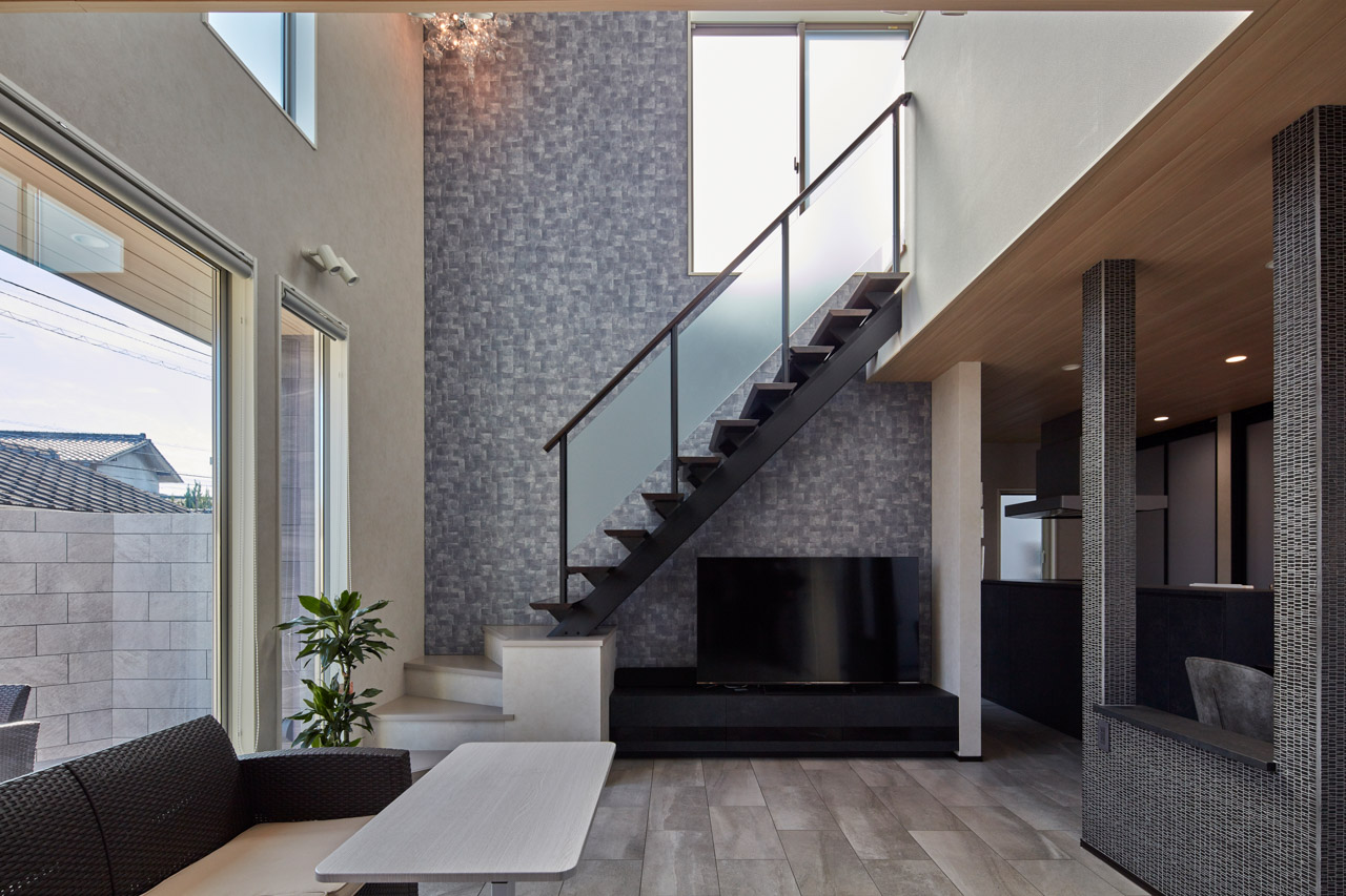 高級感のある総タイル貼の家