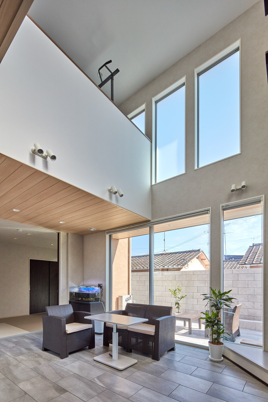 高級感のある総タイル貼の家