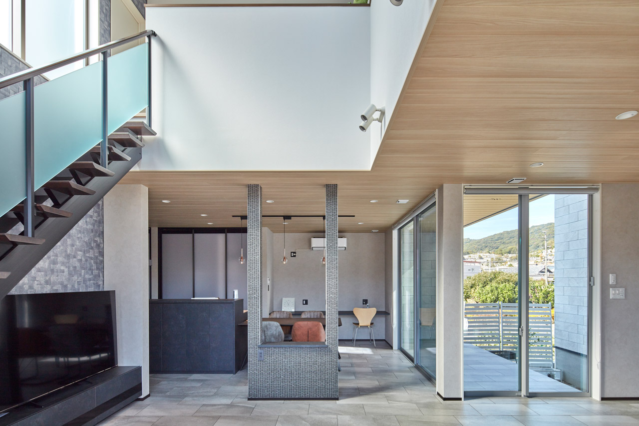 高級感のある総タイル貼の家