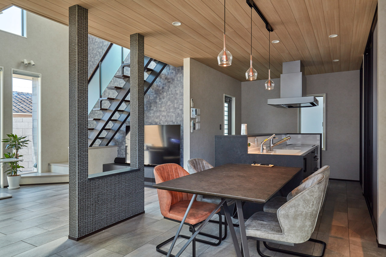 高級感のある総タイル貼の家