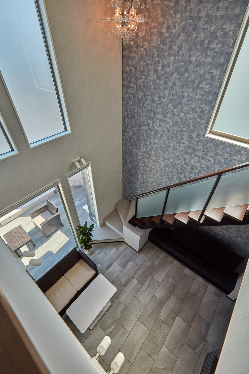 高級感のある総タイル貼の家