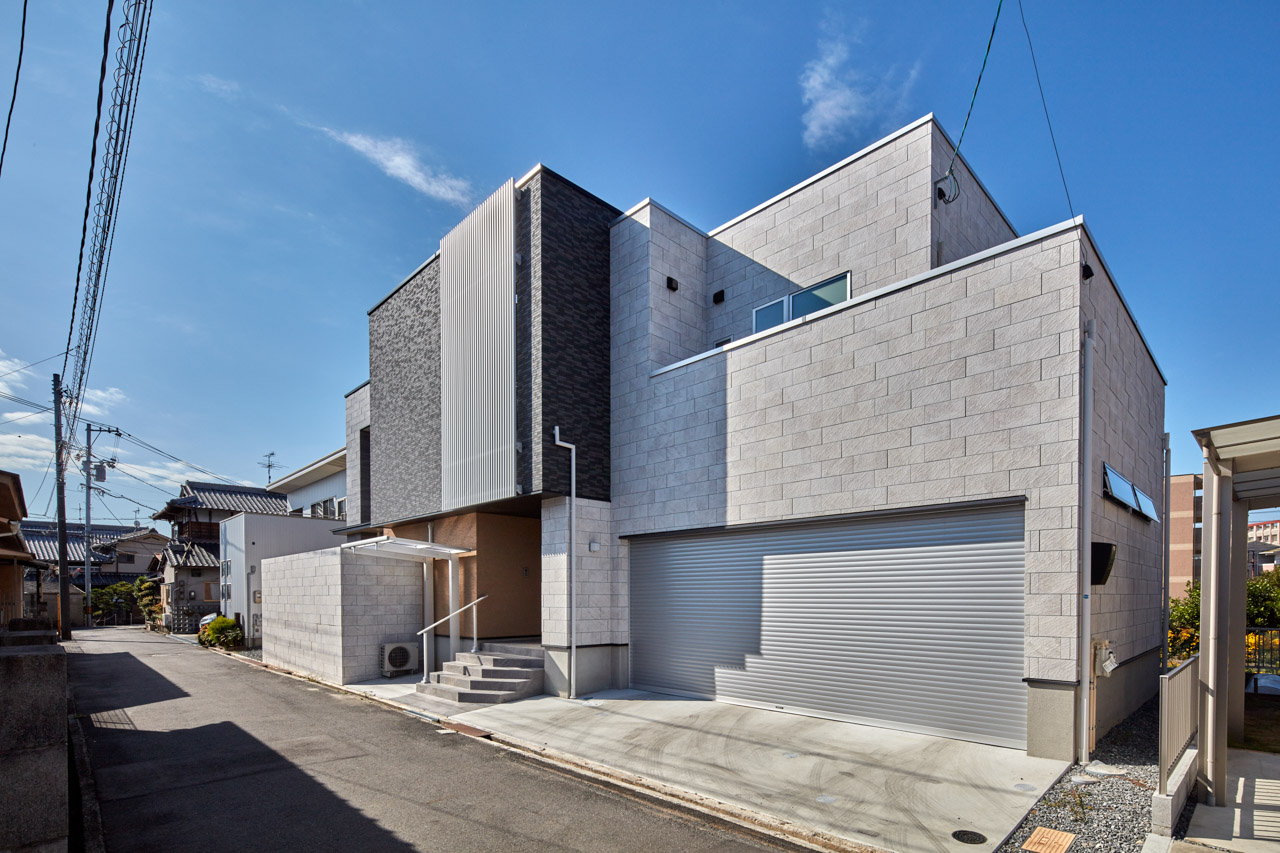 高級感のある総タイル貼の家